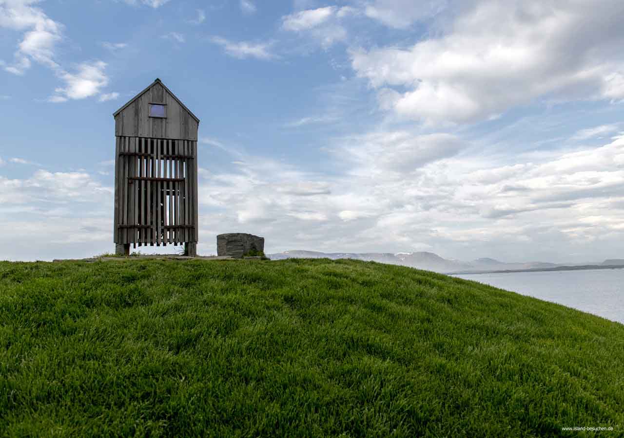 Þúfa. Der markante, saftig grüne Hügel im Hafen von Reykjavik.