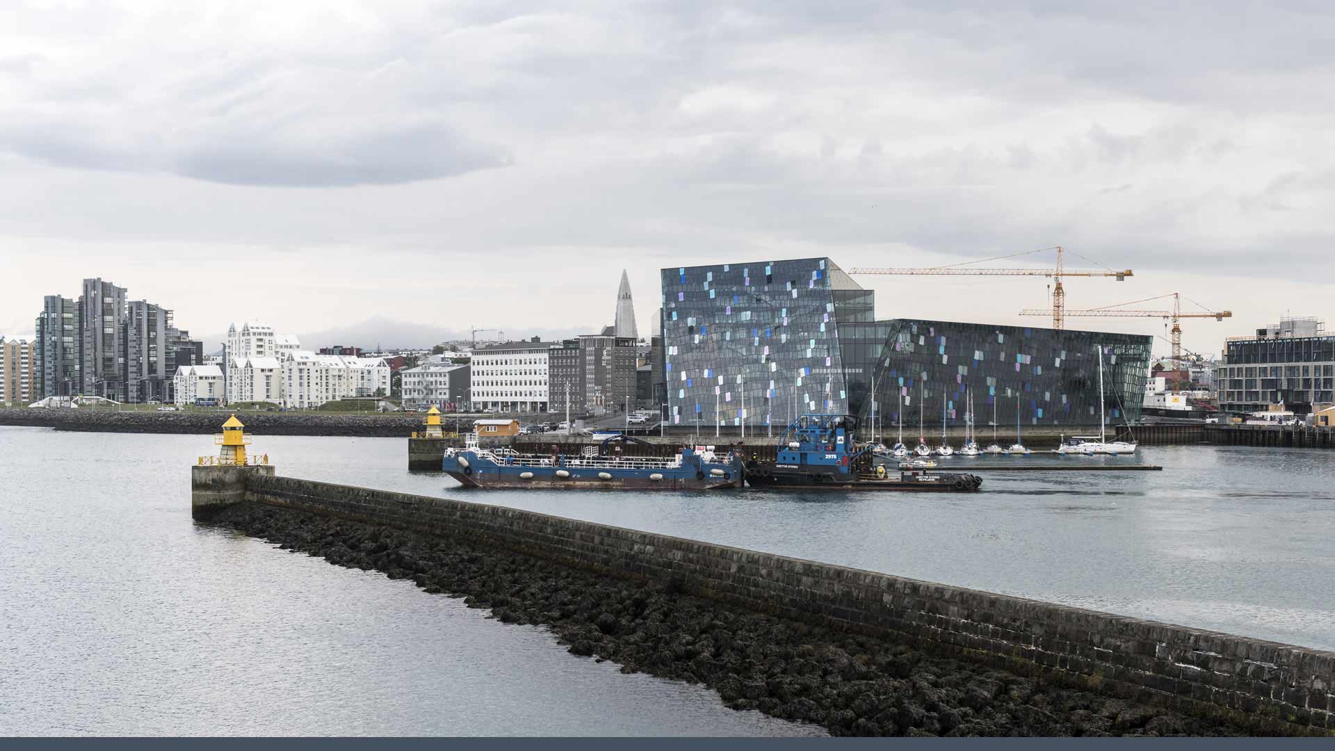 island Harpa und die Museumsmeile im alten Hafen von Reykjavík