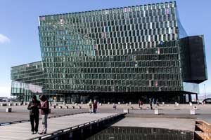 Der Eingang zum zum Kultur- und Kongresszentrum Harpa führt über eine Wasserfläche