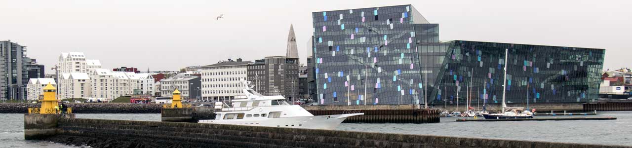 Die Hafeneinfahrt von Reykjavik. Im Hintergrund Hallgrimskirkja und Harpa.