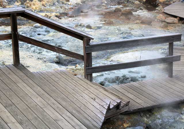 &Uuml;ber Holzstege gelangt man sicher durch das geothermische Gebiet