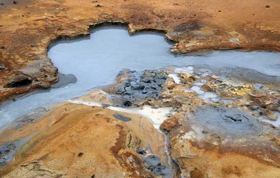Die Natur f&auml;rbt den Boden rostrot, durchzogen von hei&szlig;en Wasserl&auml;ufen