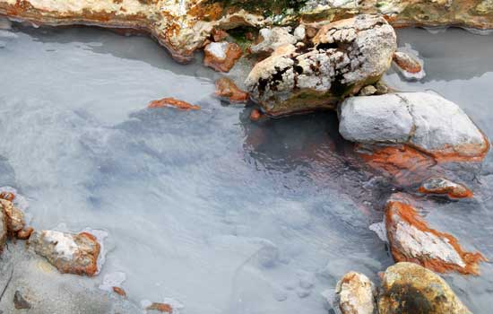 kochendes Wasser im Hochtemperaturgebiet Selt&uacute;n