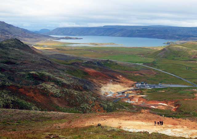 Manchmal geht es auch quer durch die ockerfarbene Landschaft - Blick zum Thermalgebiet, dem Besucherparkplatz und dem See Kleifarvatn
