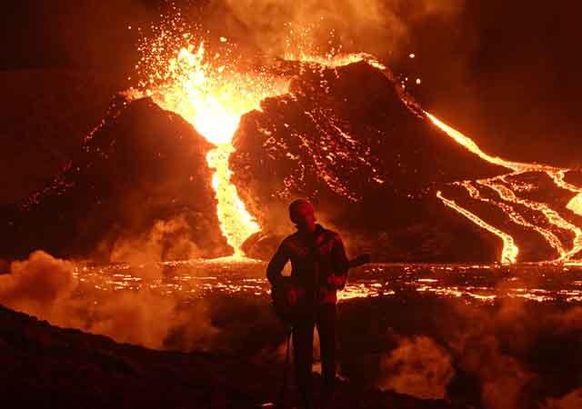 Skinny Live Performance am Fagradalsfjall auf youtube ansehen