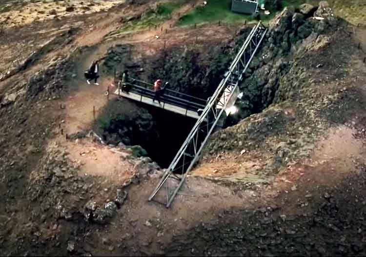 Way down we go - Live Performance im &THORN;r&iacute;hn&uacute;kag&iacute;gur Vulkankrater auf youtube
                        ansehen