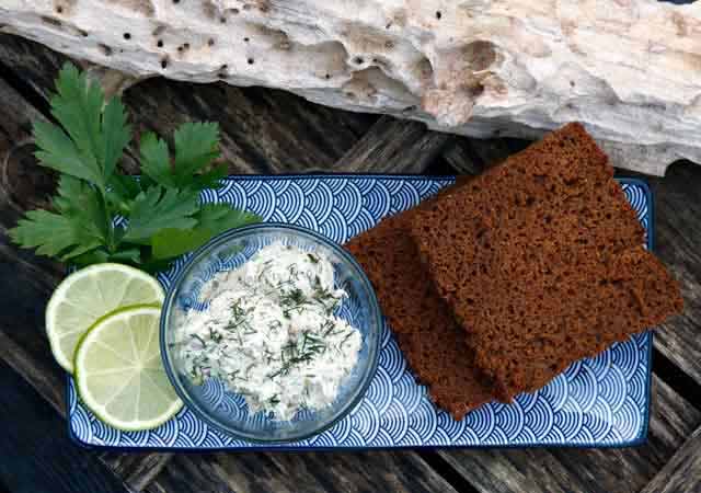 Rúgbrauð mit Makrelennaufstrich - Rezept