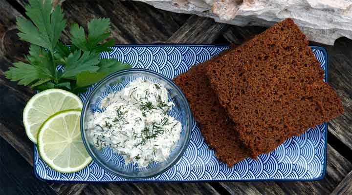 s&uuml;&szlig;es Roggenbrot frisch aus dem Ofen mit Makrelenaufstrich