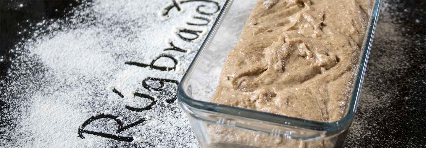 Den Teig in eine eckige Form geben. 