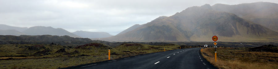 Island: Tempo 90 auf der Landstra&szlig;e. Entgegenkommendes Auto vorschriftsm&auml;&szlig;ig mit Abblendlicht.