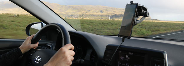 Plan B: Handy mit Saugnapfhalterung f&uuml;r die Windschutzscheibe und Google Maps im Offline Modus