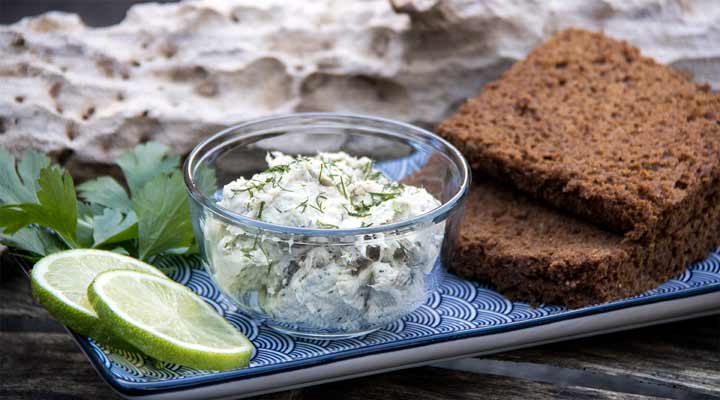 BEine herrliche Kombination. Das herb, s&uuml;&szlig;e R&uacute;gbrau&eth; mit einem herzhaften Makrelenaufstrich