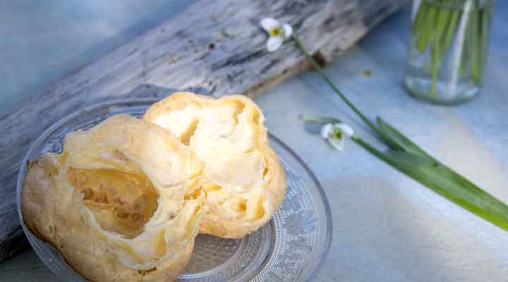Himmlisch luftig leicht und mit viel Platz für die leckere Füllung. Der Brandteig nach dem Backen.