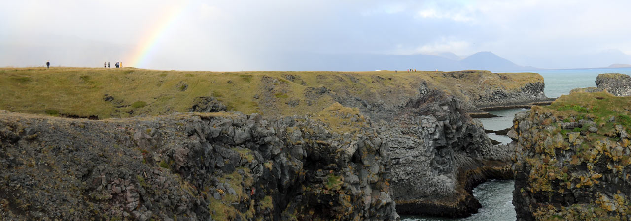 Die Bárðar Saga Snæfellsáss Statue und links dahinter der Stapafell