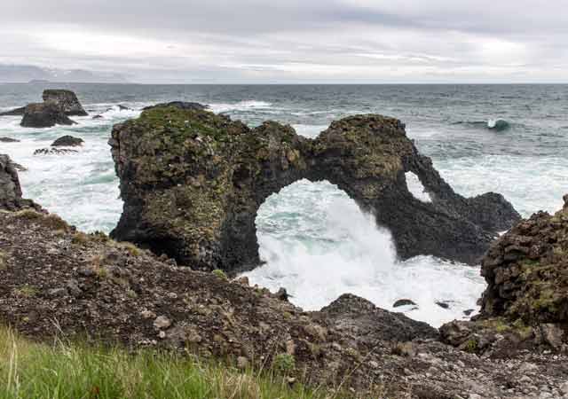 Blick vom Viewpoint auf den Felsbogen Gatklettur