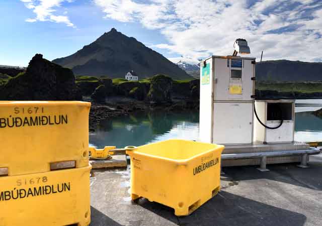 Blick vom Hafen zum Haus und den Stapafell