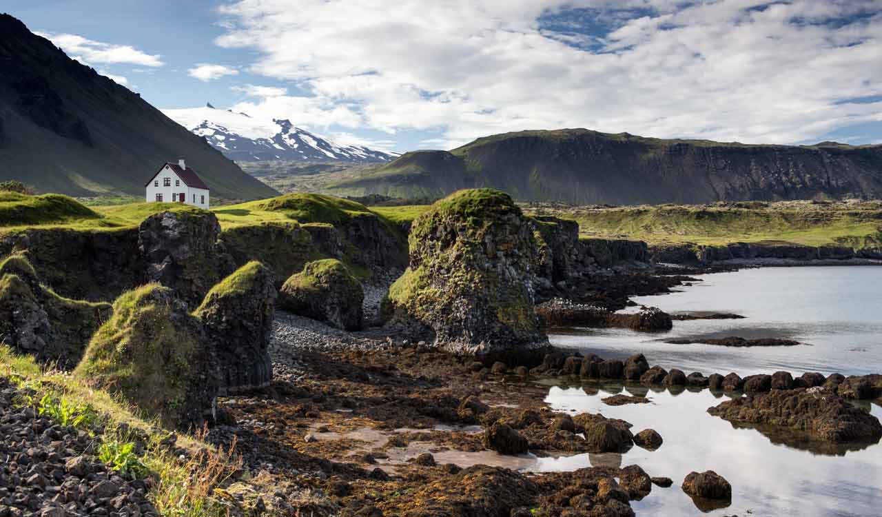 Die Bárðar Saga Snæfellsáss Statue und links dahinter der Stapafell