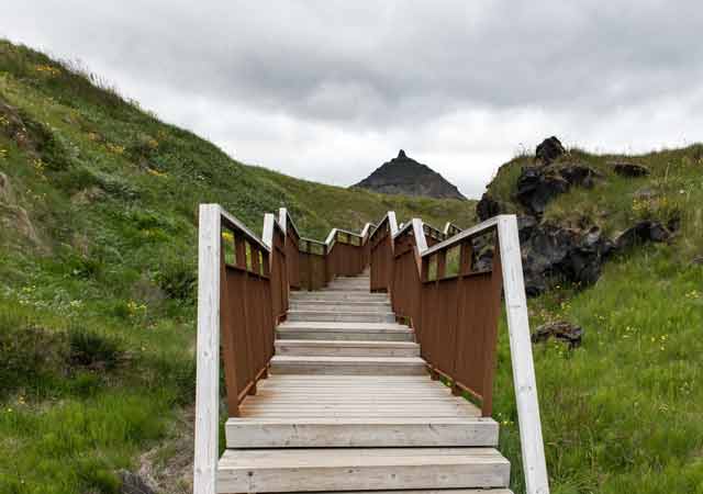 Island Stapafell Holzweg über das sumpfige Gebiet