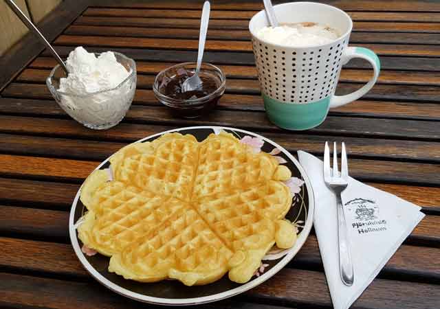 Kleine Stärkung im Café in Hellnar