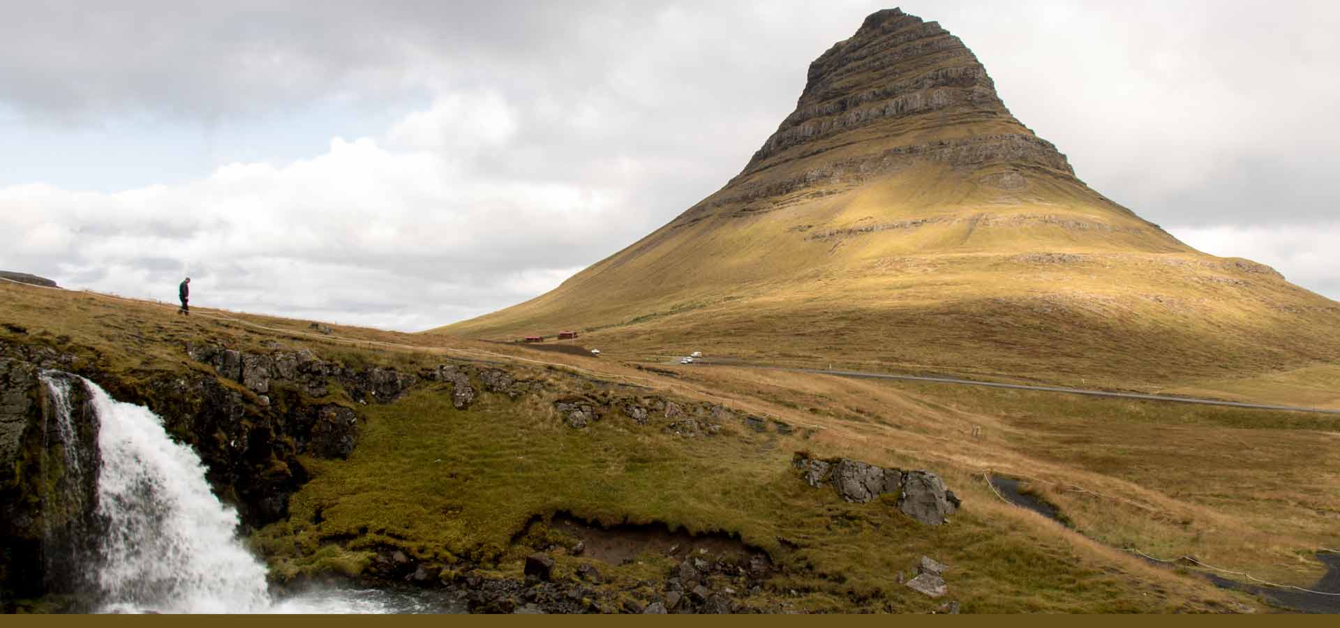 Kirkjufell, der markante  „Kirchberg“ und  der Serie Drehort Game of Thrones, liegt neben dem malerischen Ort Grundarfjörður im Westen Islands (Snæfellsnes). 