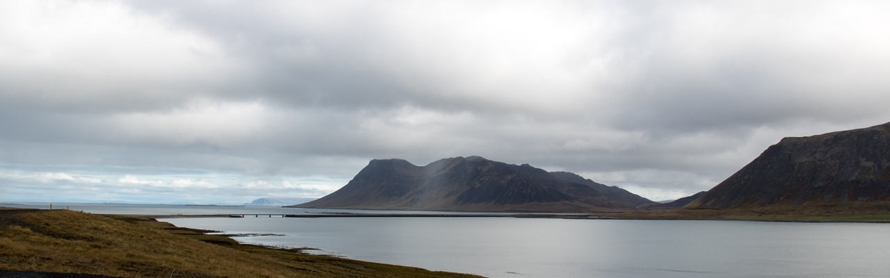 Blick auf die Kolgrafafjörður Brücke und den Fjord