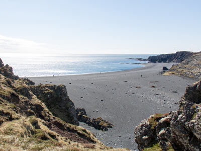 Dritvik Djúpalónssandur, fotogener schwarzer Sandstrand  eines gestrandeten Schiffes