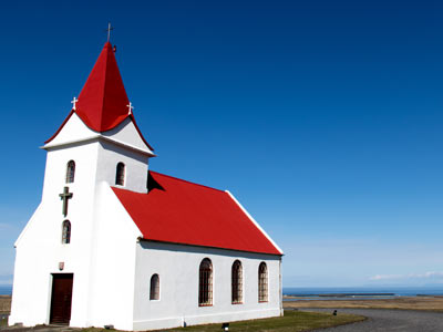 Die schön gelegene Ingjaldshólskirkja