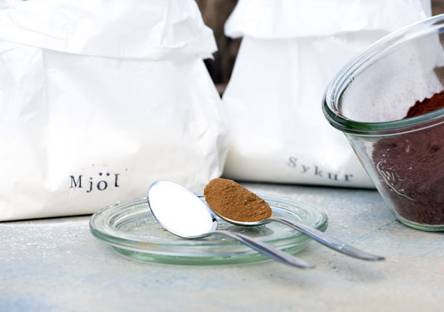 Die trockenen Zutaten werden zuerst miteinander vermischt