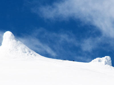 Der markante Gipfel des Snæfellsjökull und dazwischen die Teilnehmer der Pistenraupentour