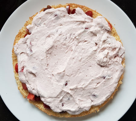 Ein Drittel der Creme darauf verteilen