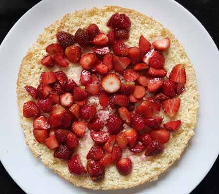 Mit geschnittenen Erdbeeren belegen