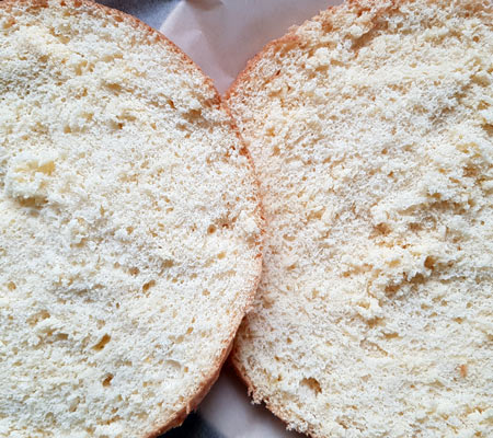 Den Biskuit halbieren