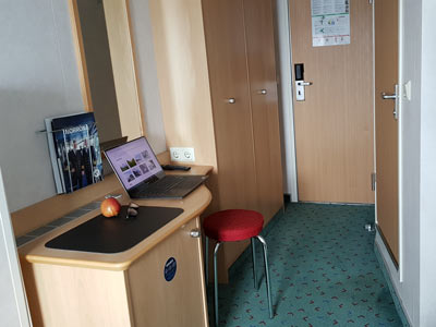 Gen&uuml;gend Platz f&uuml;r den Laptop