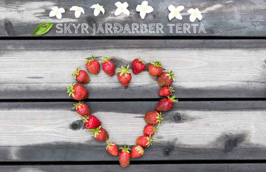 Skyr-Erdbeer-Biskuit-Torte backen