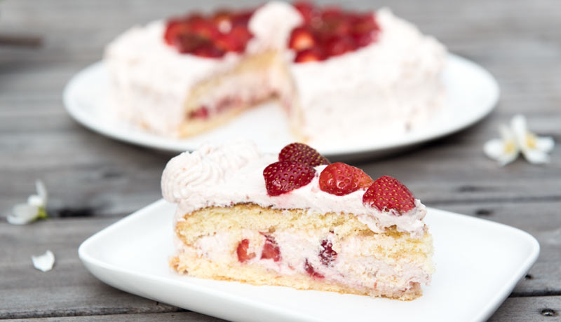 Skyr-Erdbeer-Biskuit-Torte backen