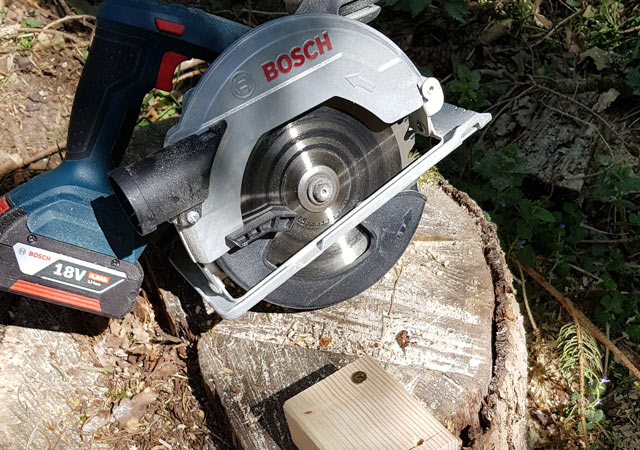 Toyota Land Cruiser Umbau zum Camper: Die nagelneue Akkuhandkreiss&auml;ge