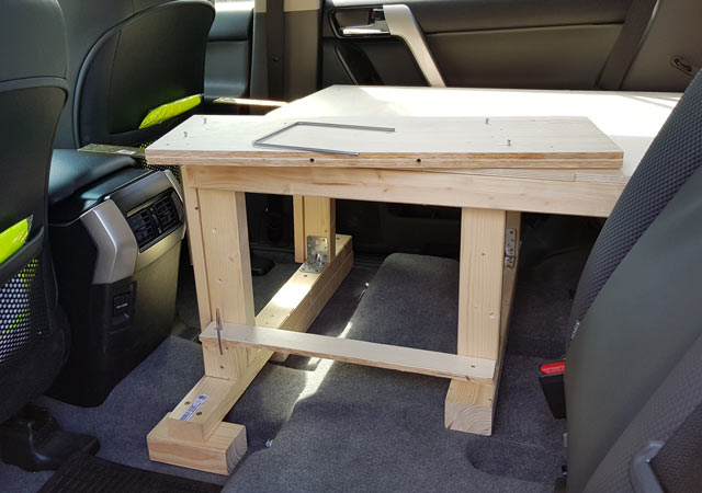 Durch L&ouml;sen der Metallb&uuml;gel, l&auml;sst sich die Platte entnehmen. Auf der R&uuml;ckseite befinden sich 4 Schrauben zur Arretierung der Platte in den beiden Winkeln. 