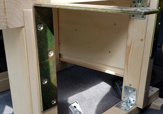 Die Stahlwinkel wurden mit 4 Schrauben am Holz befestigt. Hier ist die Konstrution stabil in den Linsenkopfbeschl&auml;gen eingerastet.