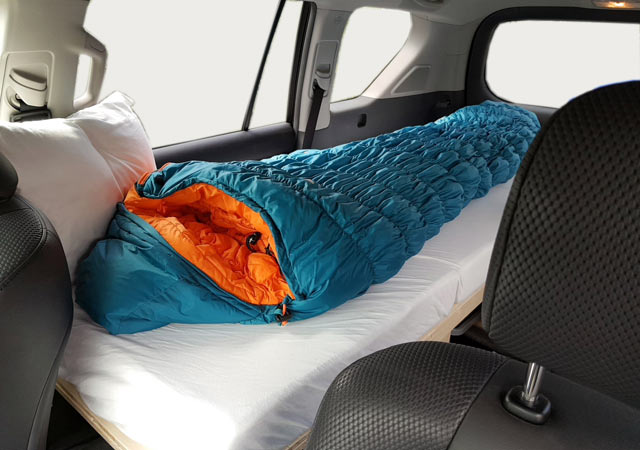 Toyota Land Cruiser Umbau zum Camper: Fertig ist die bequeme Liegefl&auml;che von 200cm x 70cm