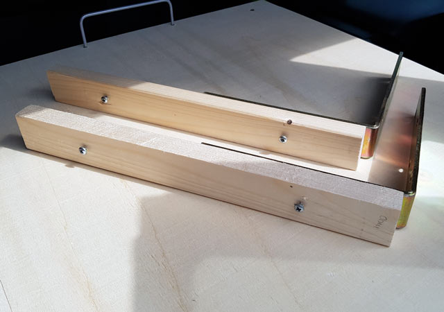 Die montierten Stahlwinkel f&uuml;r die Erweiterung der Liegefl&auml;che. Auf der R&uuml;ckseite befinden sich zwei Schrauben zum Einh&auml;ngen in die Linsenkopfbeschl&auml;ge