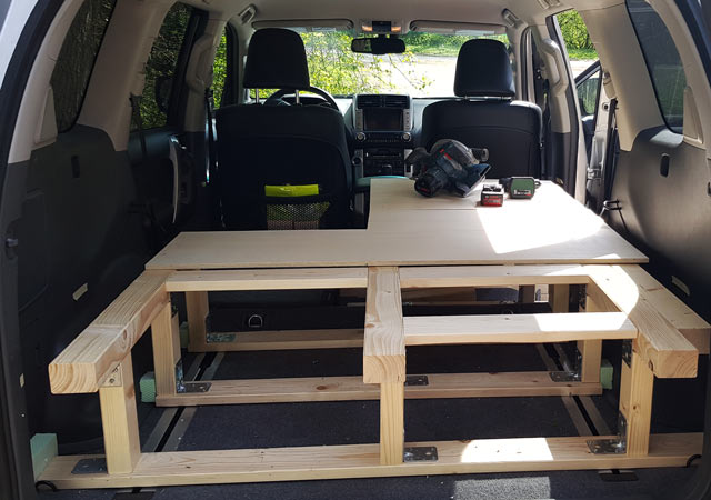 Zuschnitt der Pappelbretter. Unten die gr&uuml;nen Styrodurkl&ouml;tze.