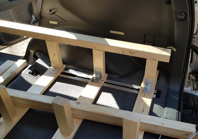 Toyota Land Cruiser Umbau zum Camper: Die Balken und Bretter werden mit Winkeln verschraubt