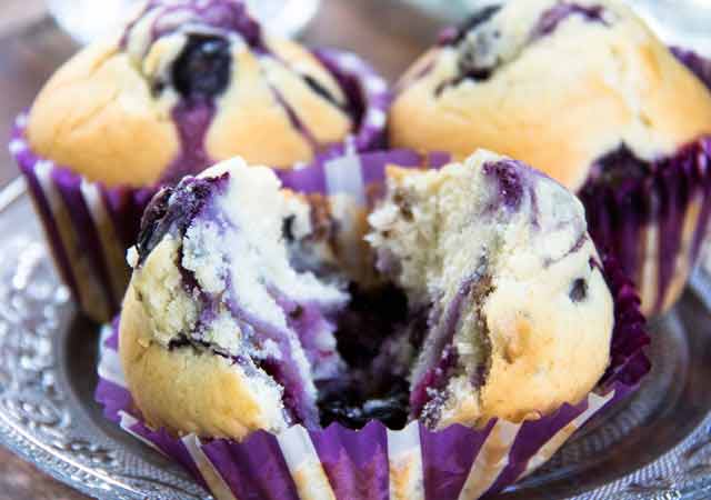 Blaubeermuffins. Gebacken mit frischen Beere | Rezept