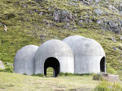 Sey&eth;isfj&ouml;r&eth;ur -Tvís&ouml;ngur - Skulptur aus f&uuml;nf miteinander verbundenen und begehbaren Kuppeln aus Beton