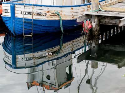 Sey&eth;isfj&ouml;r&eth;ur - Audbjorg - altes Schiff im Fjord