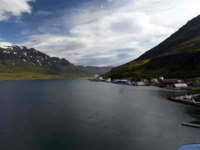 BLick von MS Norr&ouml;na in den 17 km langen Fjord vom Sey&eth;isfj&ouml;r&eth;ur