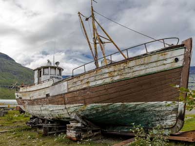 Sey&eth;isfj&ouml;r&eth;ur - Audbjorg - altes Schiff im Fjord