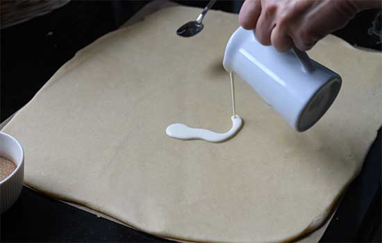 DDie Sahne auf dem Teig verstreichen