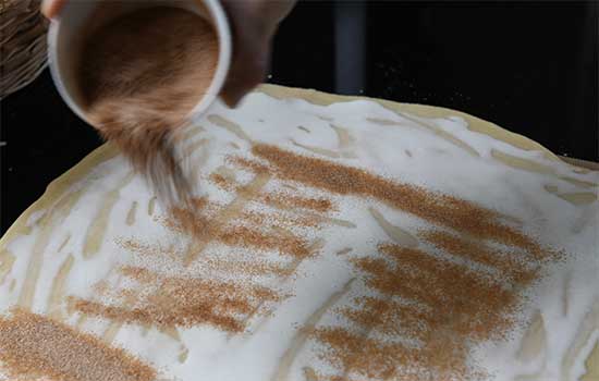 Den Zimtzucker gleichm&auml;&szlig;ig verteilen