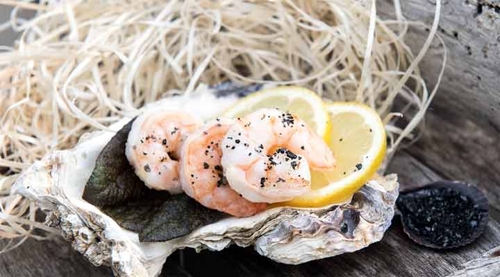 Garnelen auf frittiertem Salbei garniert mit isl&auml;ndischem Lavasalz | Rezept